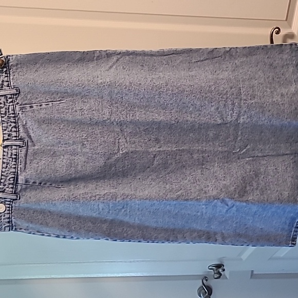 Denim midi length skirt - Picture 3 of 4